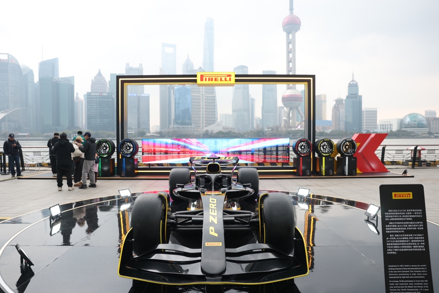 昨天，2025 F1喜力中国大奖赛“格子旗嘉年华”活动现场，一条长达600米的F1赛事主题滨江长廊，以浦江两岸城市天际线为幕布惊艳亮相。记者 海沙尔 摄.jpg